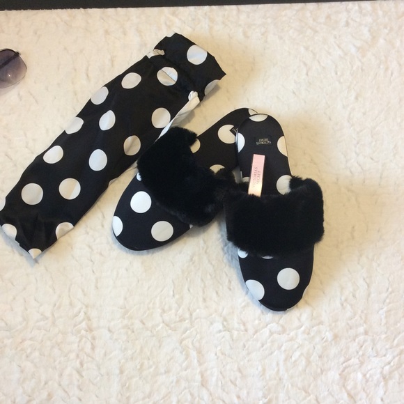 VICTORIA’S SECRET SLIPPERS MEDIUM (7-8) - Picture 1 of 5